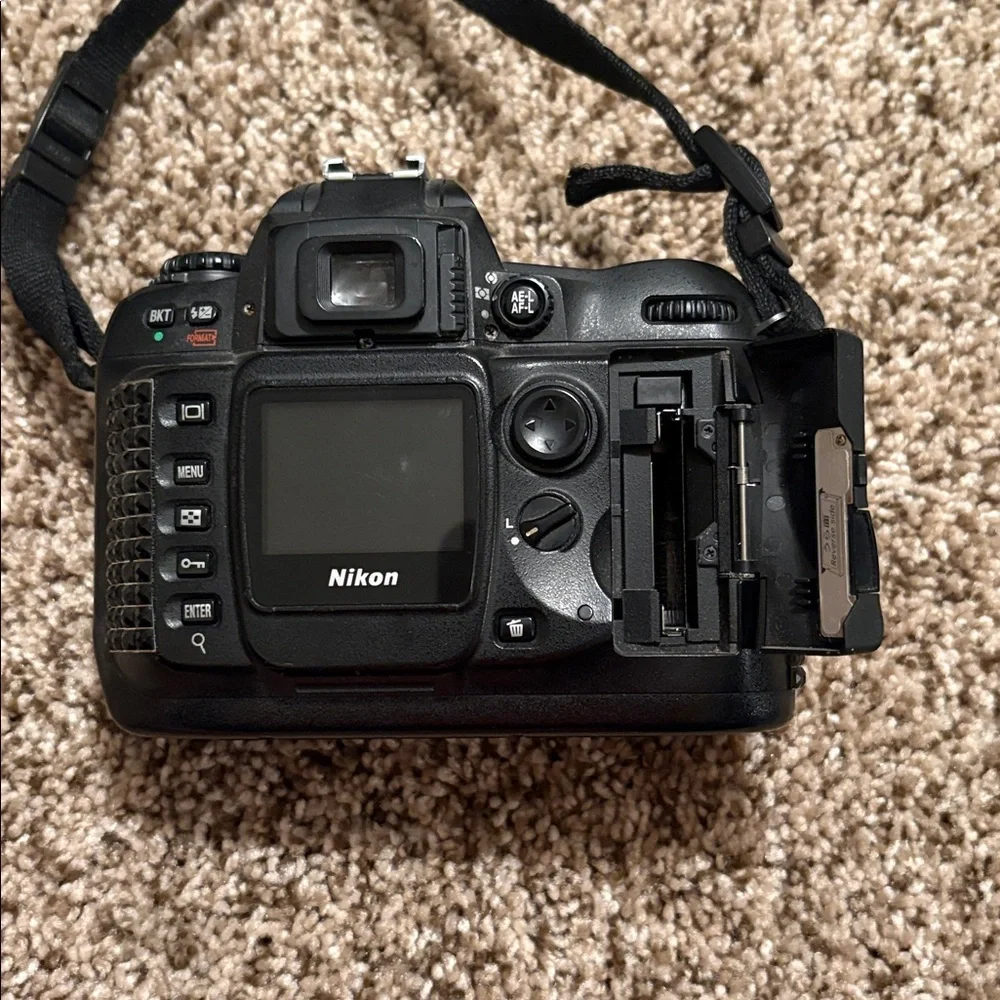 Nikon D100 Black with MH-18 Quick Charger